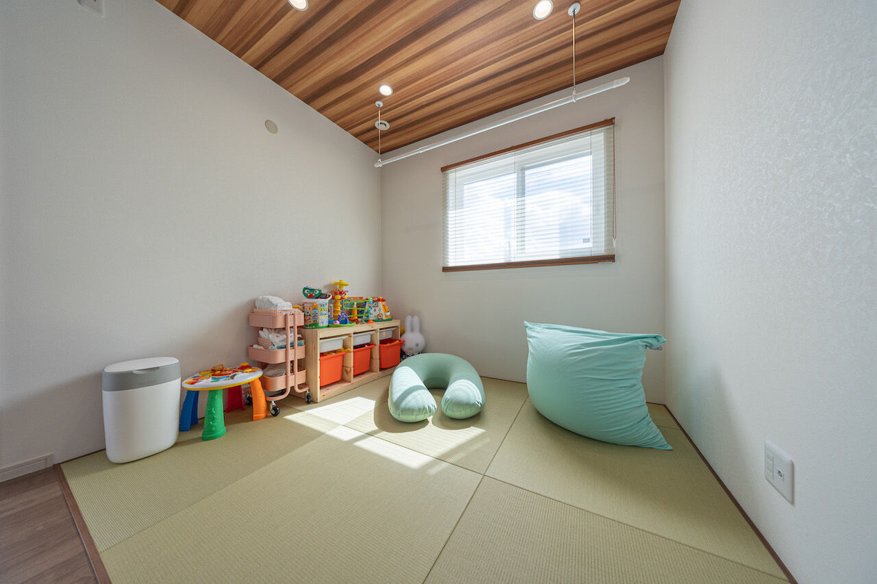 紀の国住宅 【和歌山/間取り図有】アクセントクロス使いが秀逸。黒いキッチンが映える開放的な住まいの建築実例画像4