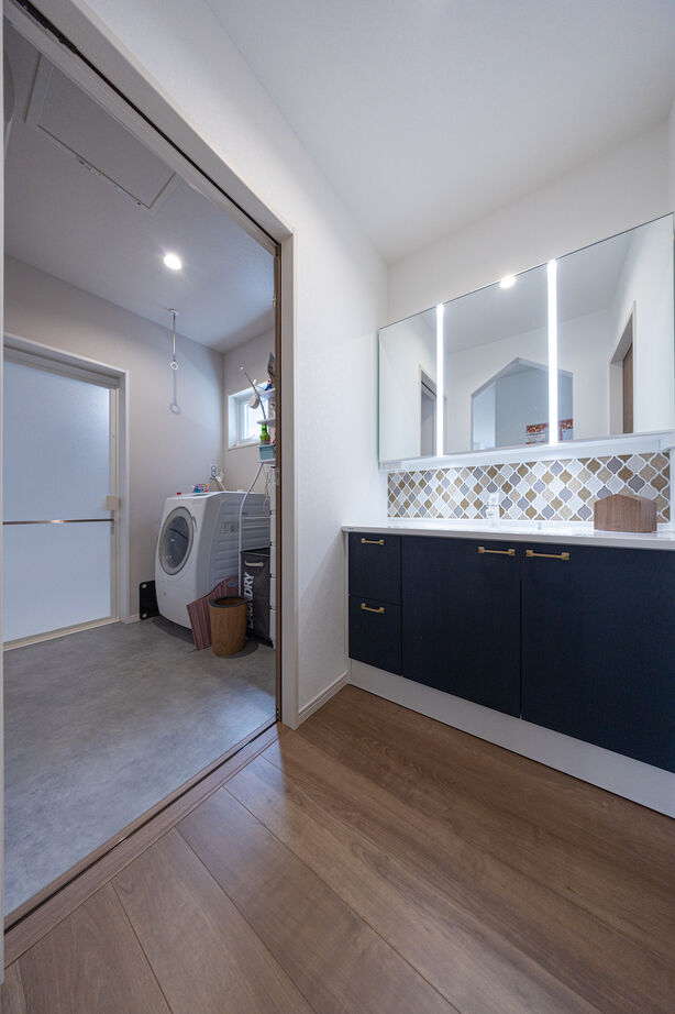 紀の国住宅 【和歌山/間取り図有】アクセントクロス使いが秀逸。黒いキッチンが映える開放的な住まいの建築実例画像5