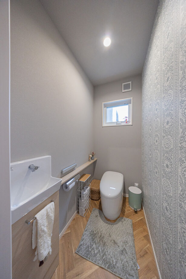 紀の国住宅 【和歌山/間取り図有】アクセントクロス使いが秀逸。黒いキッチンが映える開放的な住まいの建築実例画像6