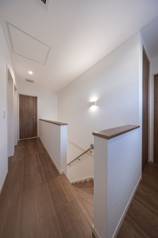 紀の国住宅 【和歌山/間取り図有】アクセントクロス使いが秀逸。黒いキッチンが映える開放的な住まいの建築実例画像7