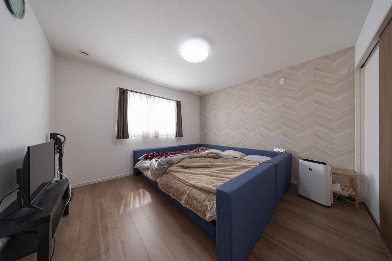 紀の国住宅 【和歌山/間取り図有】アクセントクロス使いが秀逸。黒いキッチンが映える開放的な住まいの建築実例画像8