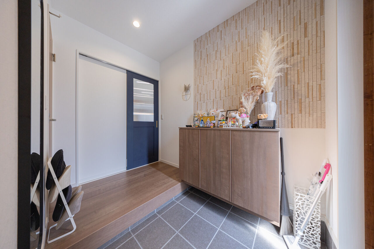 紀の国住宅 【和歌山/間取り図有】アクセントクロス使いが秀逸。黒いキッチンが映える開放的な住まいの建築実例画像9