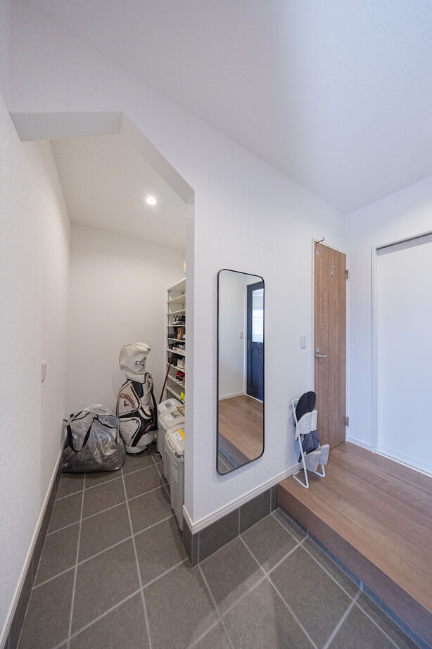 紀の国住宅 【和歌山/間取り図有】アクセントクロス使いが秀逸。黒いキッチンが映える開放的な住まいの建築実例画像10