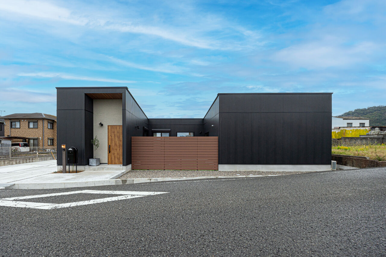 紀の国住宅 【和歌山県】ヴィンテージスタイルのインテリアがしっくり。広いテラスをコの字型に囲む開放的な平屋住宅の建築実例画像1