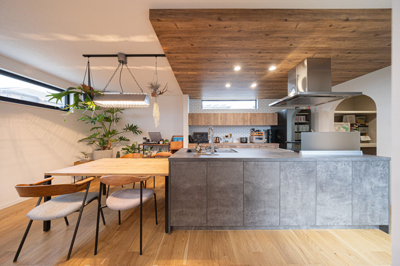 紀の国住宅 【和歌山県】ヴィンテージスタイルのインテリアがしっくり。広いテラスをコの字型に囲む開放的な平屋住宅の建築実例画像2