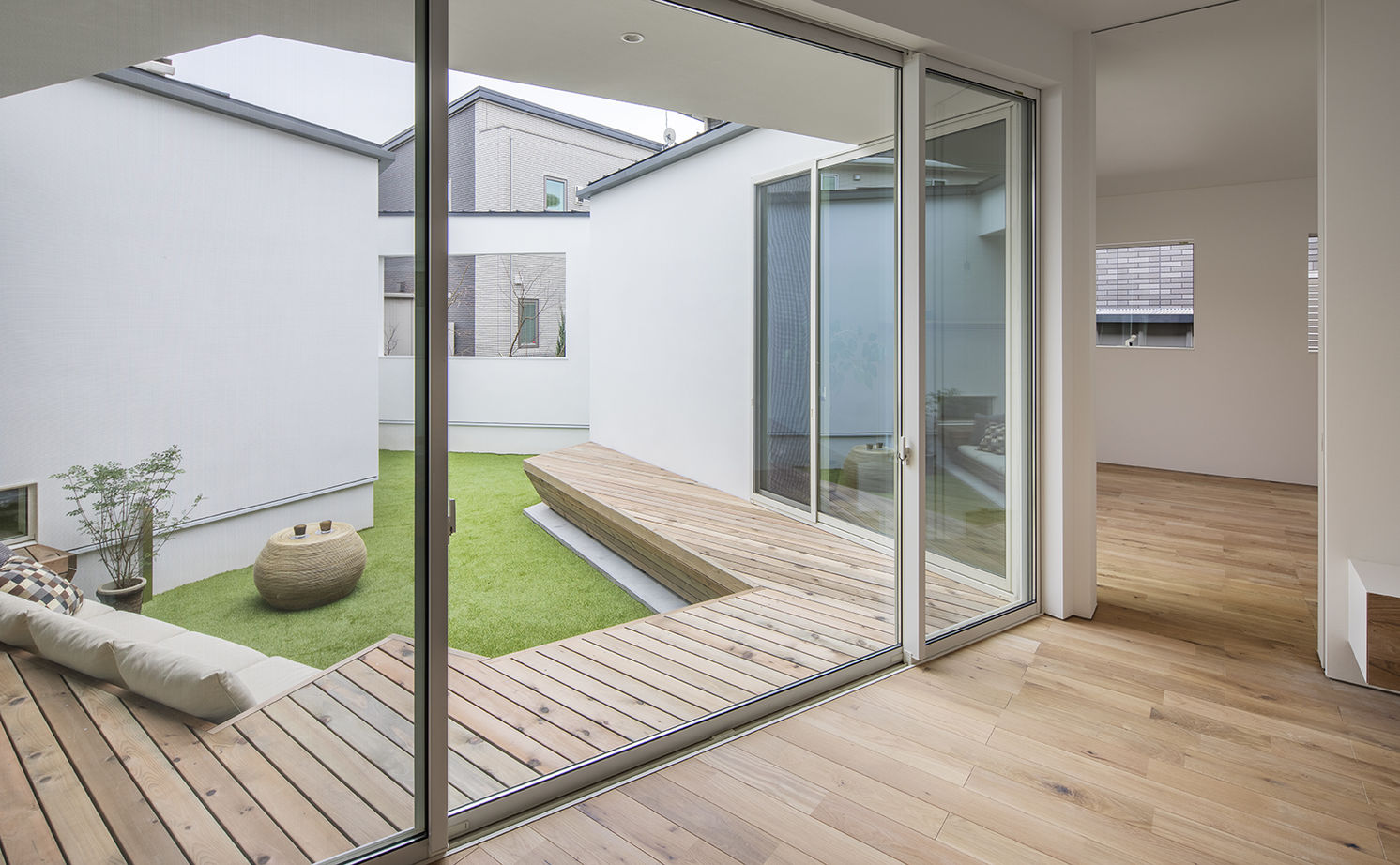 ＳＵＤＯホーム　須藤建設 【2000万円台/中庭/平屋】風の流れを回遊させるブーメラン形状の建物でプライバシーと開放感を両立の建築実例画像7