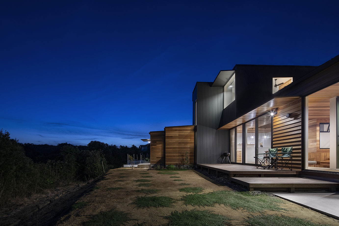 ＳＵＤＯホーム　須藤建設 【2500万円台/ウッドデッキ/吹き抜け】大自然に抱かれたレッドシダーの外観。家のどこでも眺望を楽しめる家の建築実例画像2