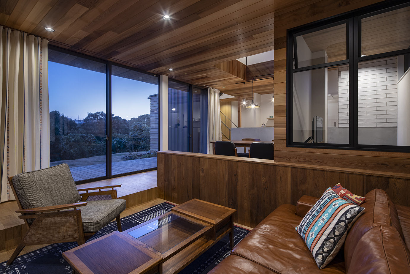 ＳＵＤＯホーム　須藤建設 【2500万円台/ウッドデッキ/吹き抜け】大自然に抱かれたレッドシダーの外観。家のどこでも眺望を楽しめる家の建築実例画像3