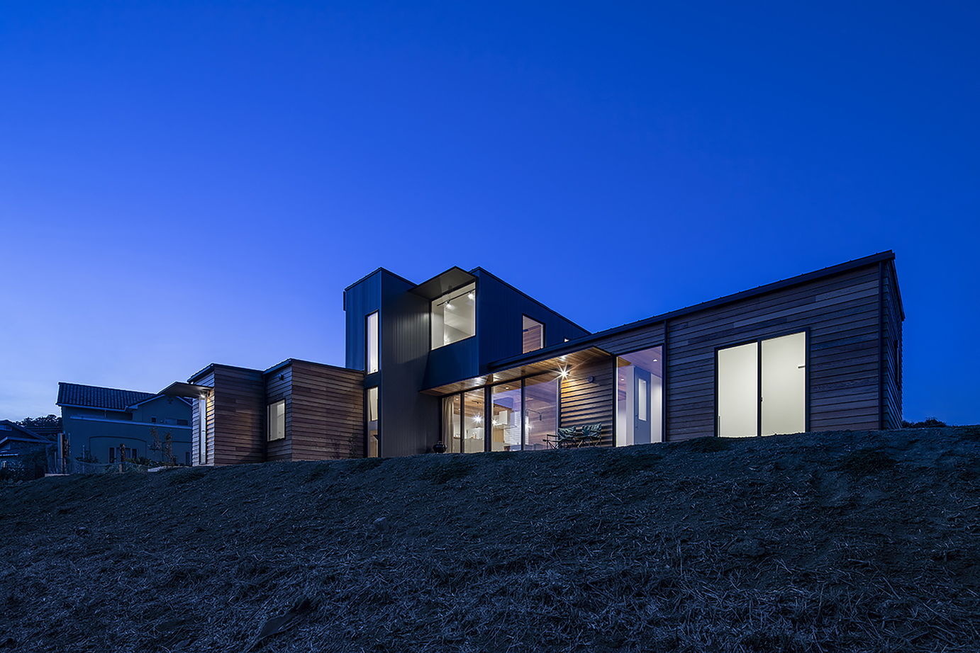 ＳＵＤＯホーム　須藤建設 【2500万円台/ウッドデッキ/吹き抜け】大自然に抱かれたレッドシダーの外観。家のどこでも眺望を楽しめる家の建築実例画像4