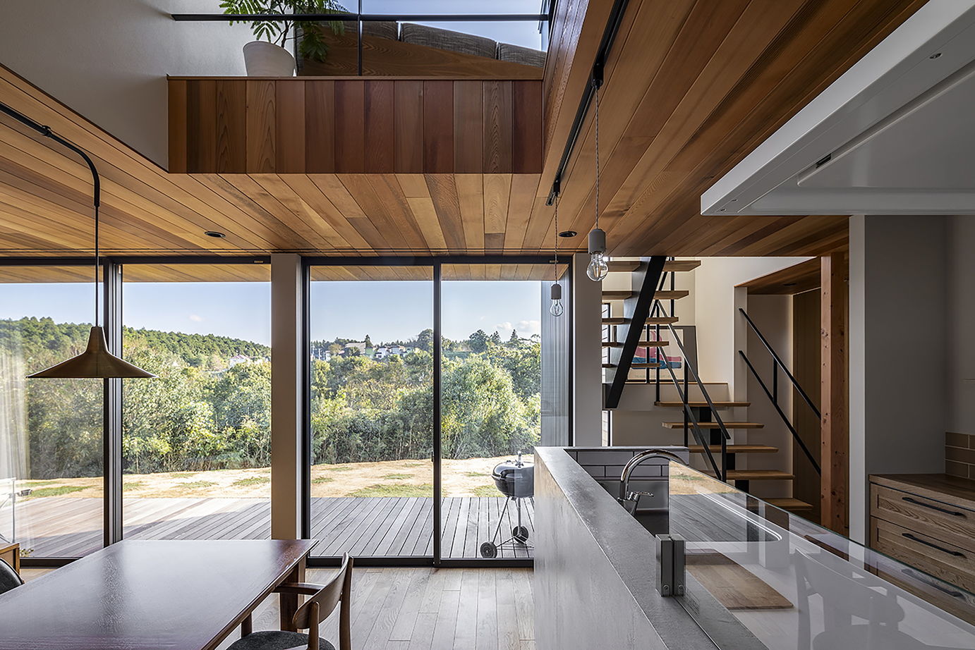 ＳＵＤＯホーム　須藤建設 【2500万円台/ウッドデッキ/吹き抜け】大自然に抱かれたレッドシダーの外観。家のどこでも眺望を楽しめる家の建築実例画像8