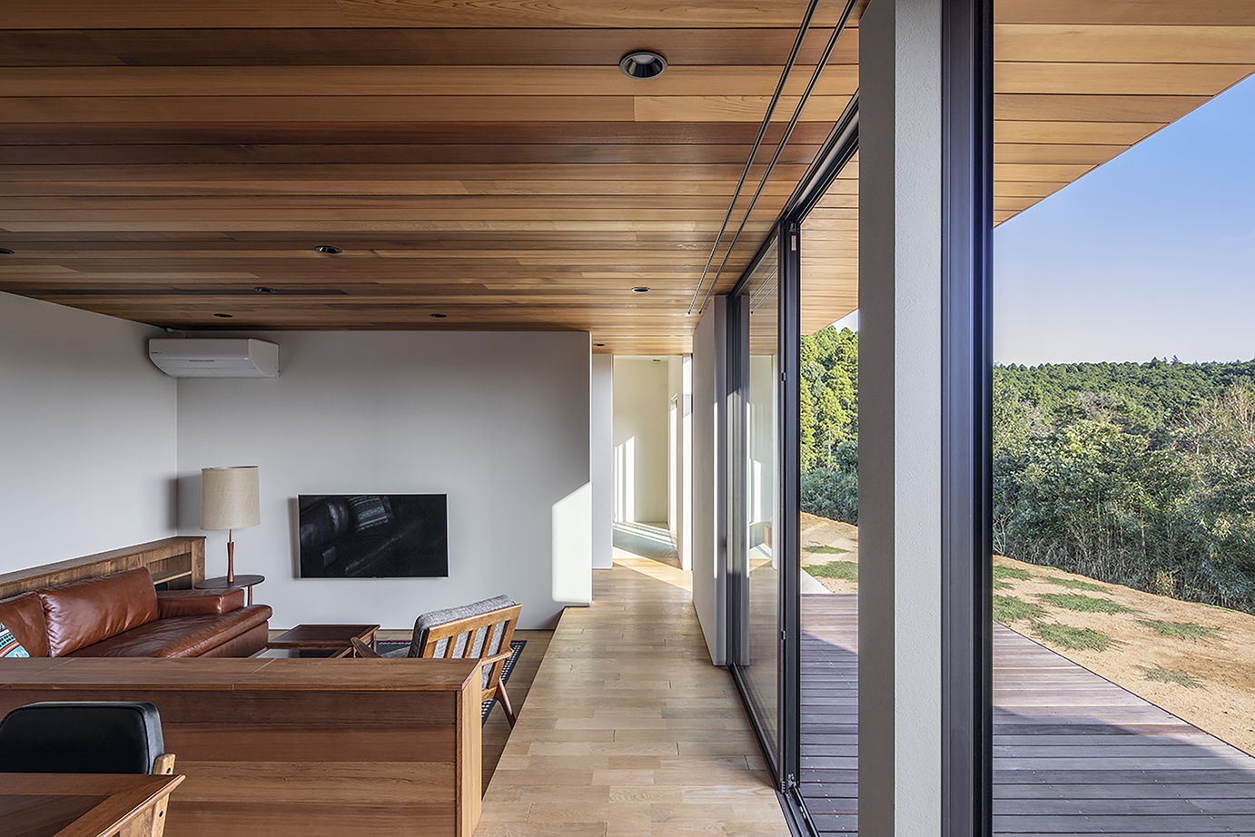 ＳＵＤＯホーム　須藤建設 【2500万円台/ウッドデッキ/吹き抜け】大自然に抱かれたレッドシダーの外観。家のどこでも眺望を楽しめる家の建築実例画像9