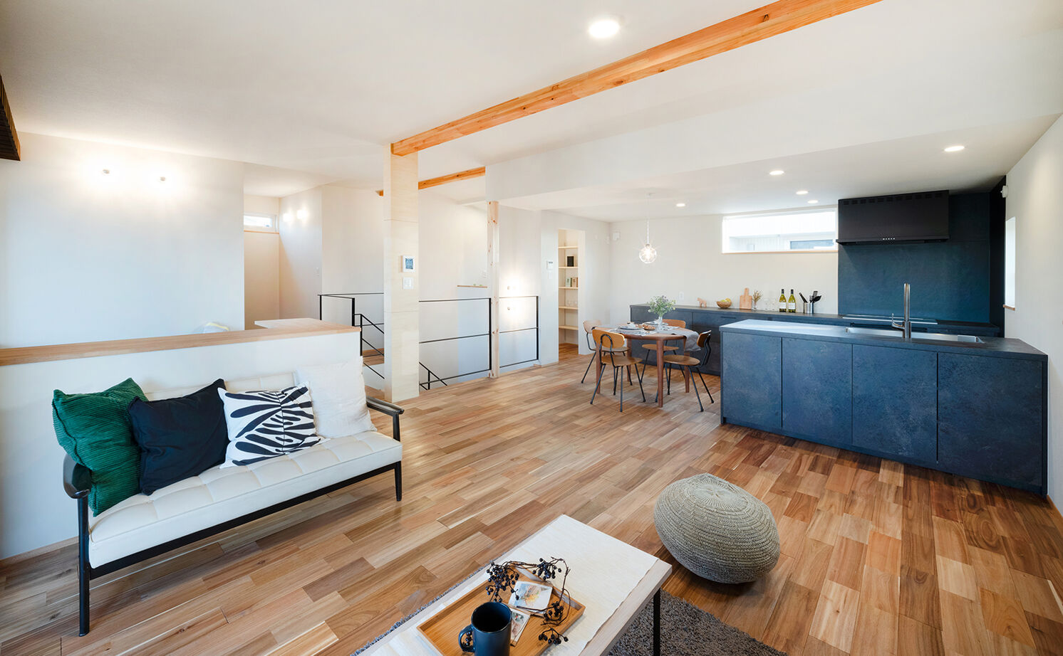 ＳＵＤＯホーム　須藤建設 【2000万円台後半｜43.8坪｜2階リビング】広い空と、家族の時間を愉しむLDK。自然素材も魅力（間取図あり）の建築実例画像2