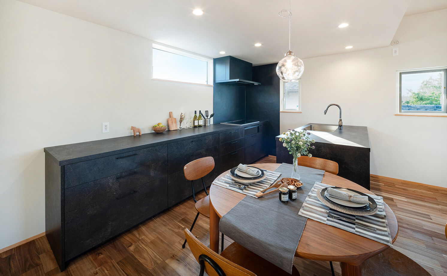 ＳＵＤＯホーム　須藤建設 【2000万円台後半｜43.8坪｜2階リビング】広い空と、家族の時間を愉しむLDK。自然素材も魅力（間取図あり）の建築実例画像6