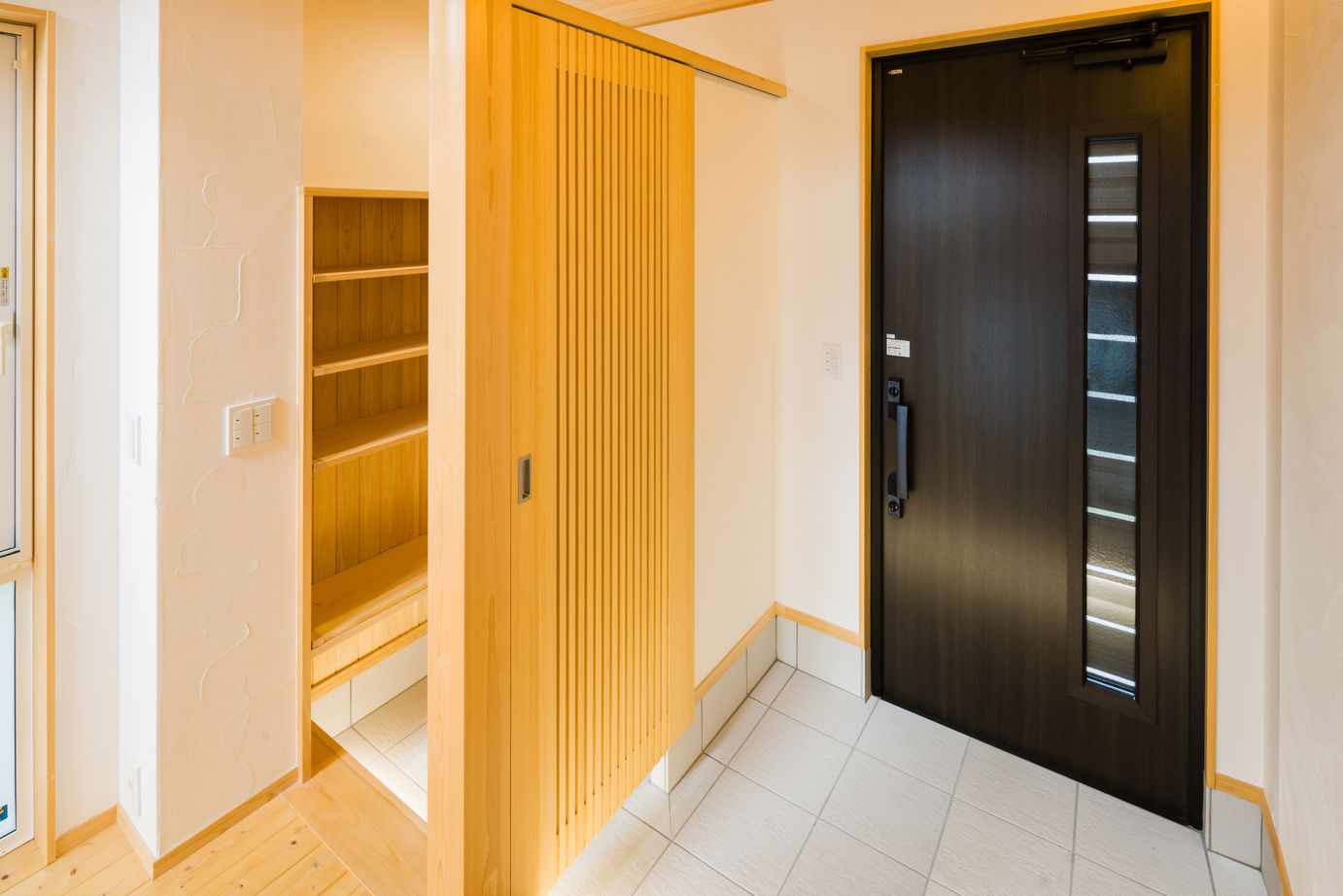 沢野建設工房 【ZEH・高気密・高断熱・天然無垢材】家族とプライバシーを守る、2階リビングの天然アロマの家の建築実例画像2