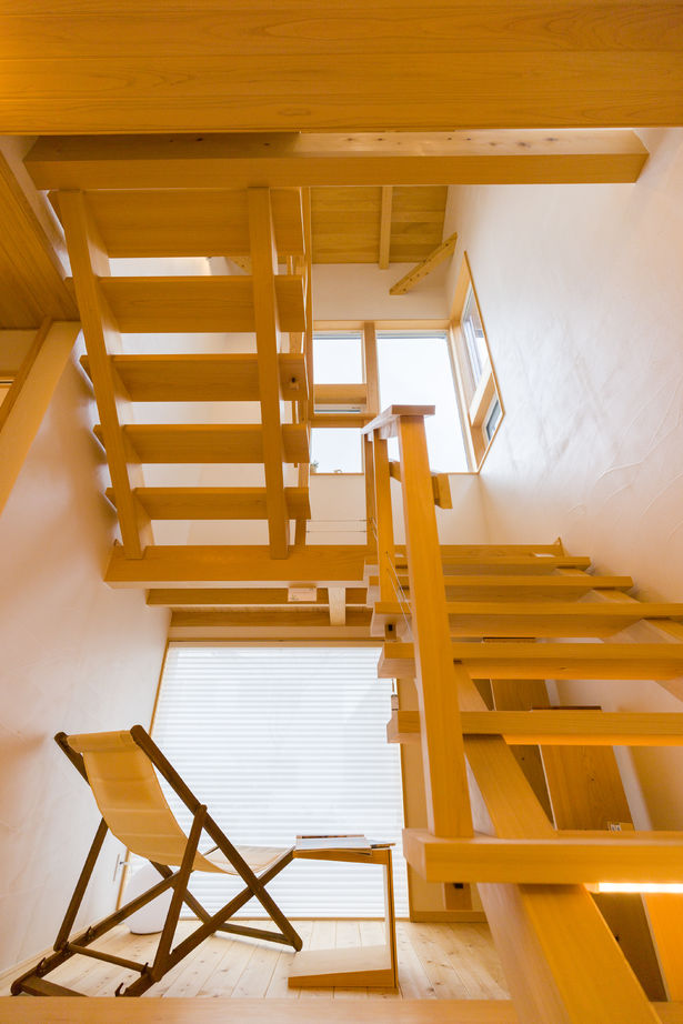 沢野建設工房 【ZEH・高気密・高断熱・天然無垢材】家族とプライバシーを守る、2階リビングの天然アロマの家の建築実例画像3