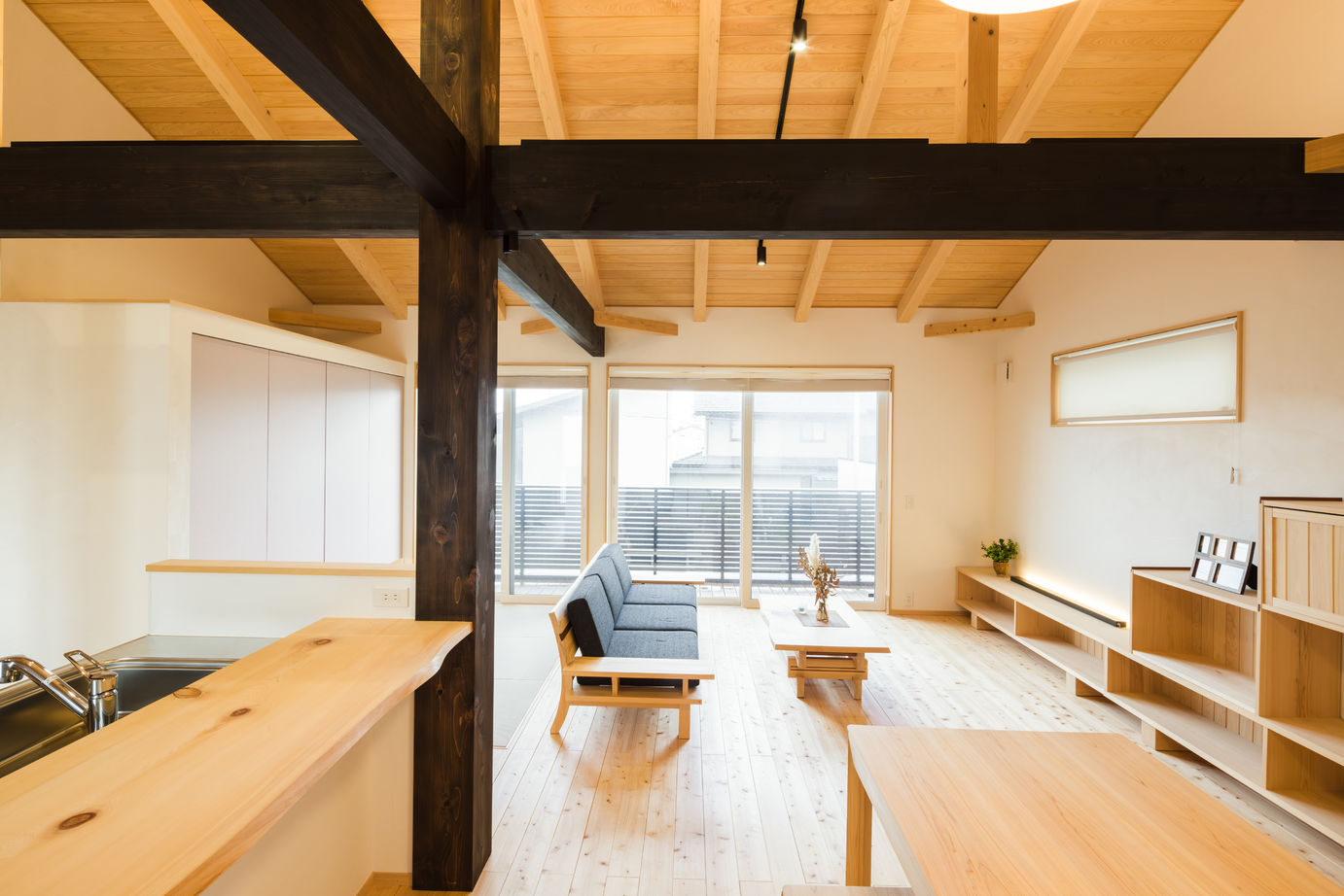 沢野建設工房 【ZEH・高気密・高断熱・天然無垢材】家族とプライバシーを守る、2階リビングの天然アロマの家の建築実例画像4