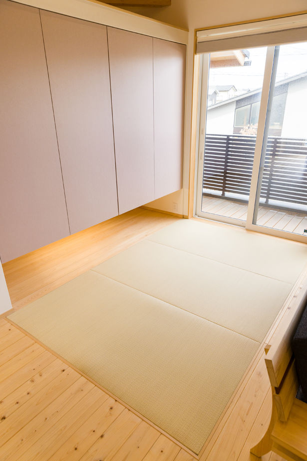 沢野建設工房 【ZEH・高気密・高断熱・天然無垢材】家族とプライバシーを守る、2階リビングの天然アロマの家の建築実例画像7