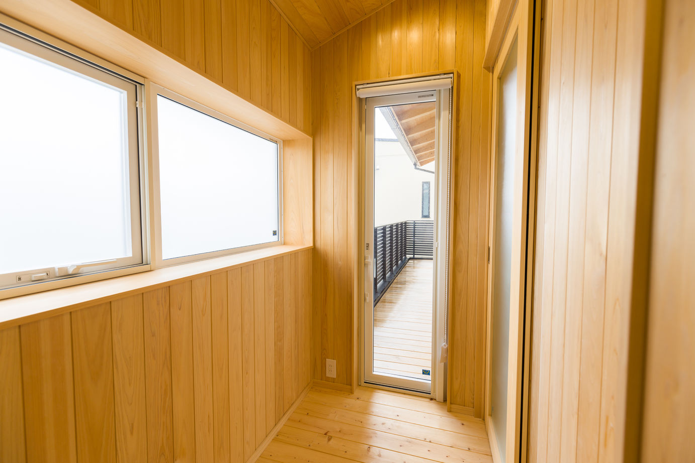 沢野建設工房 【ZEH・高気密・高断熱・天然無垢材】家族とプライバシーを守る、2階リビングの天然アロマの家の建築実例画像8