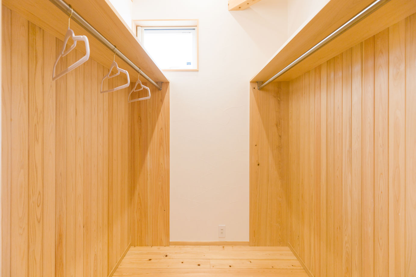 沢野建設工房 【ZEH・高気密・高断熱・天然無垢材】家族とプライバシーを守る、2階リビングの天然アロマの家の建築実例画像9