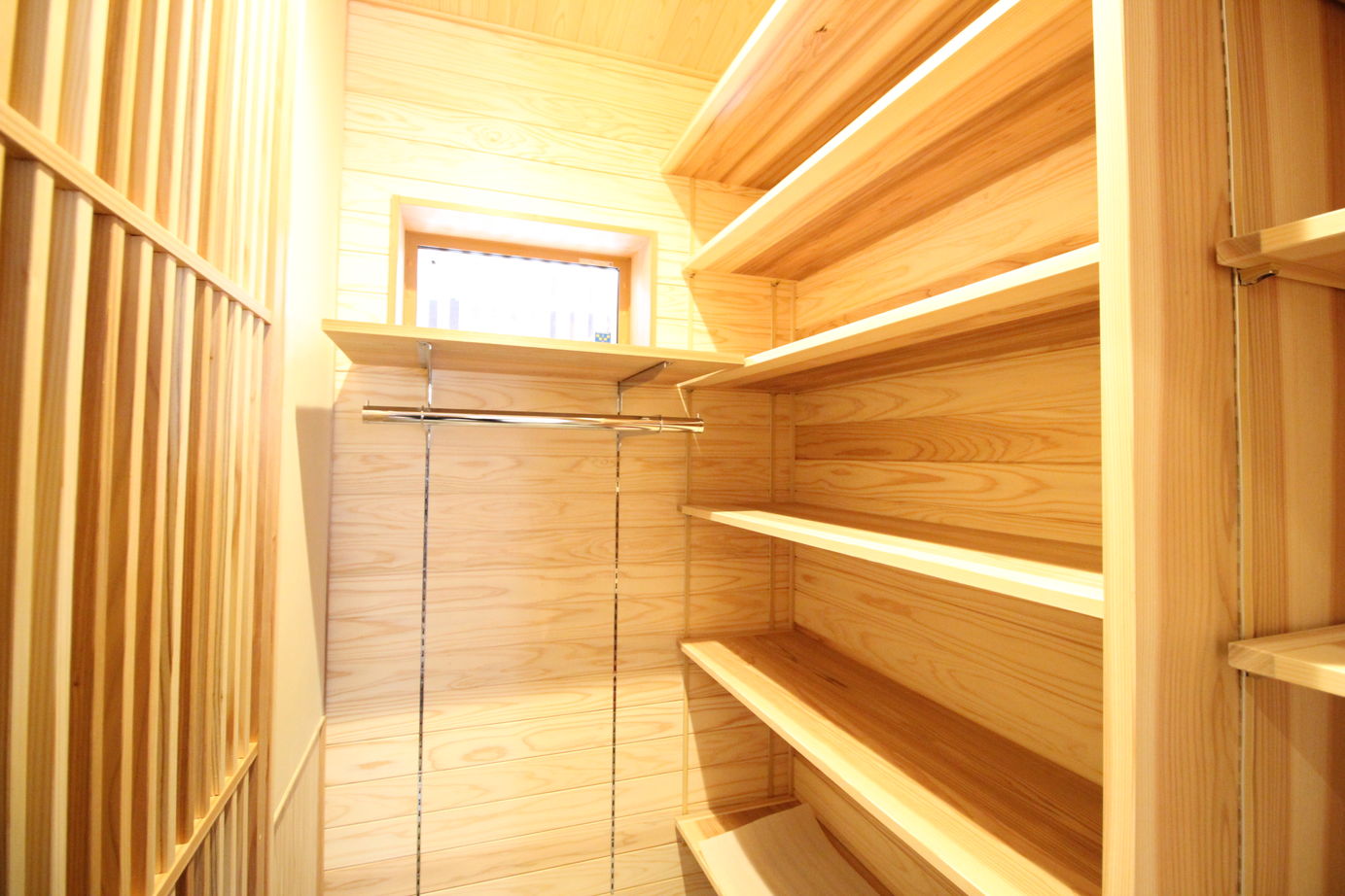 沢野建設工房 【天然木/耐震/防音/高気密・高断熱】天然ヒノキの大黒柱がある家の建築実例画像9