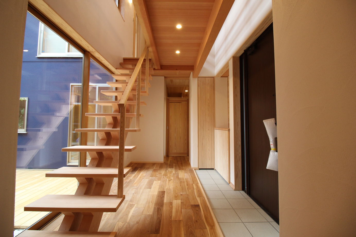 沢野建設工房 【天然木・子育て・若世帯・ウッドデッキ・中庭・壁面収納】3人の子育てをとことん楽しむ家の建築実例画像2