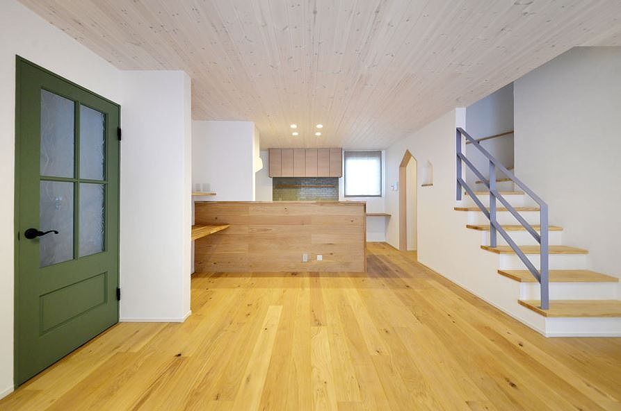 ケンテムハウス／無添加住宅 大胆な挿し色が映える、北欧デザインのスカンジナビアスタイルの家の建築実例画像1