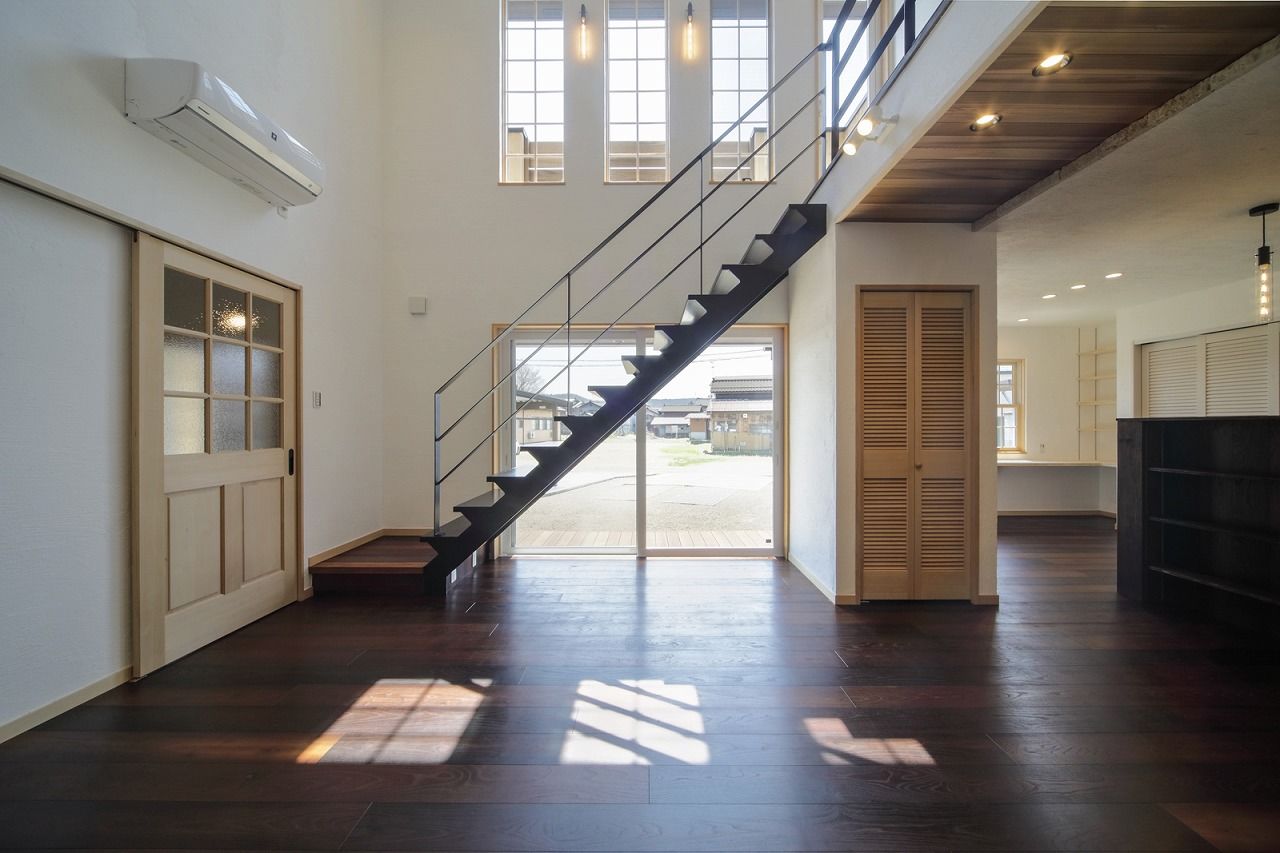 ケンテムハウス／無添加住宅 外国のような外観デザインと個性を感じる玄関ポーチ。吹き抜けの大空間と自然素材が奏でる心地よい空間の建築実例画像2