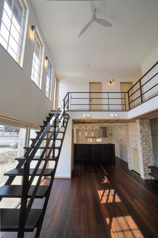 ケンテムハウス／無添加住宅 外国のような外観デザインと個性を感じる玄関ポーチ。吹き抜けの大空間と自然素材が奏でる心地よい空間の建築実例画像3