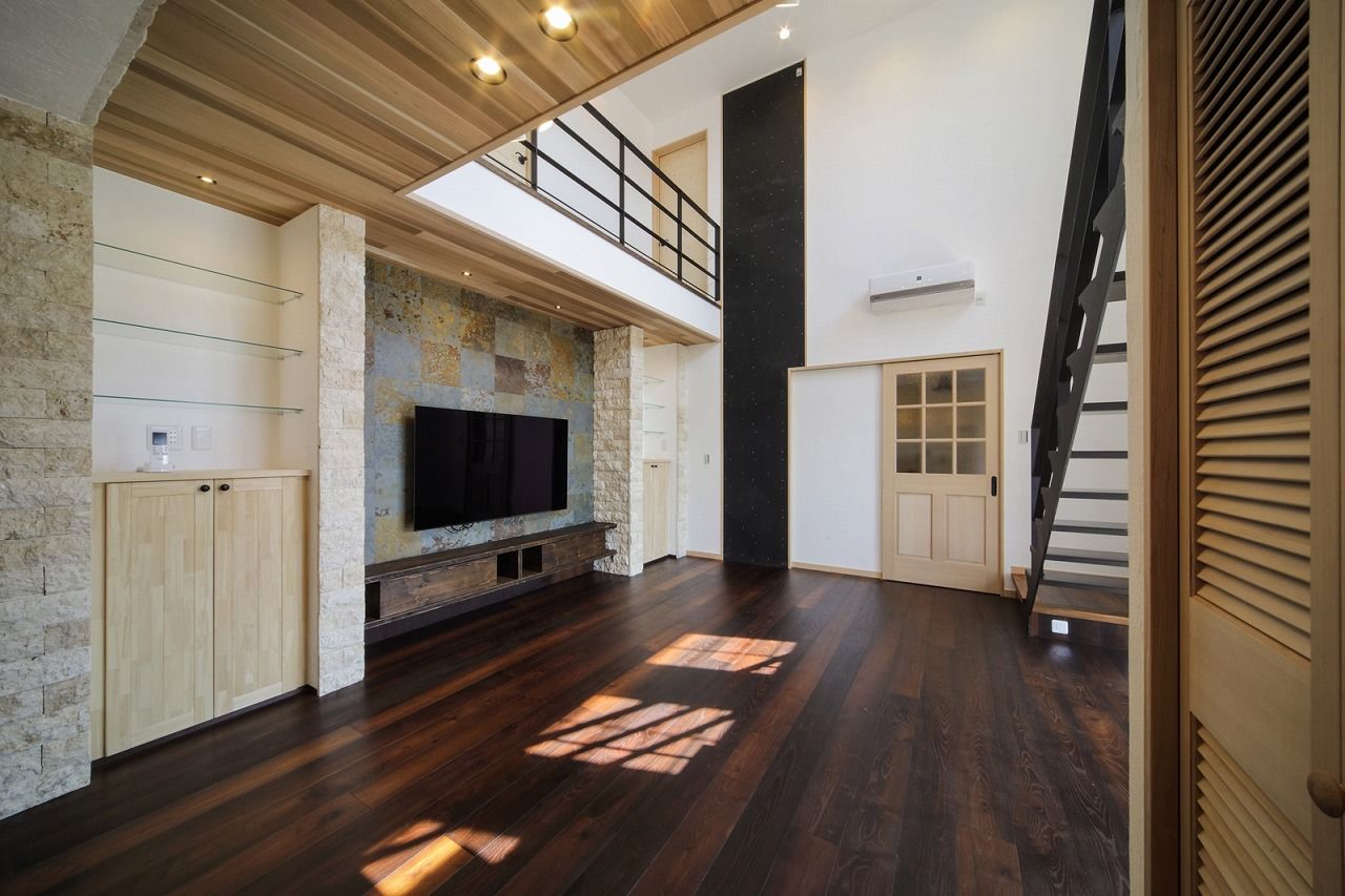 ケンテムハウス／無添加住宅 外国のような外観デザインと個性を感じる玄関ポーチ。吹き抜けの大空間と自然素材が奏でる心地よい空間の建築実例画像4