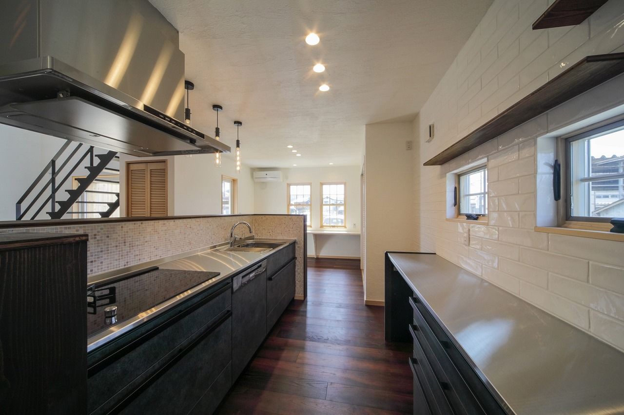 ケンテムハウス／無添加住宅 外国のような外観デザインと個性を感じる玄関ポーチ。吹き抜けの大空間と自然素材が奏でる心地よい空間の建築実例画像5