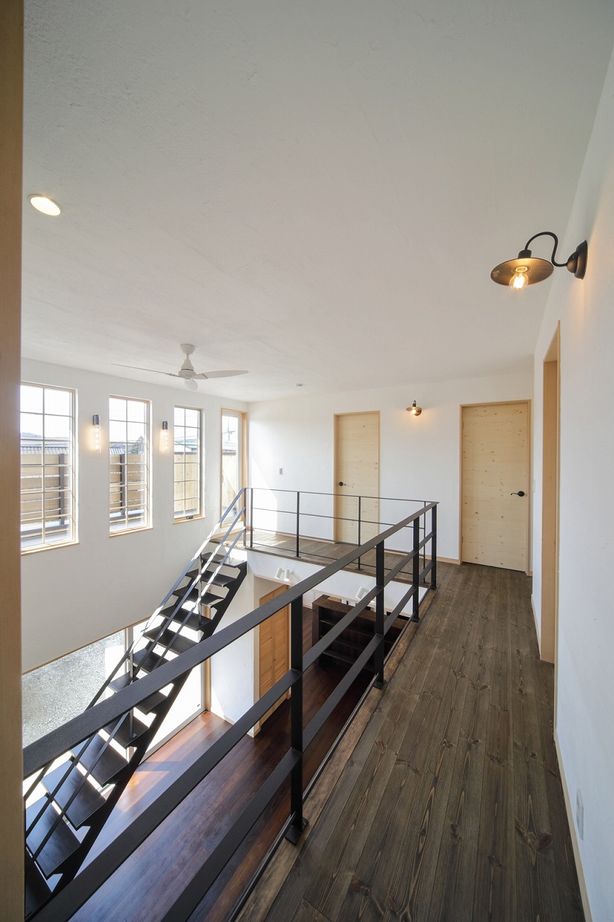 ケンテムハウス／無添加住宅 外国のような外観デザインと個性を感じる玄関ポーチ。吹き抜けの大空間と自然素材が奏でる心地よい空間の建築実例画像6