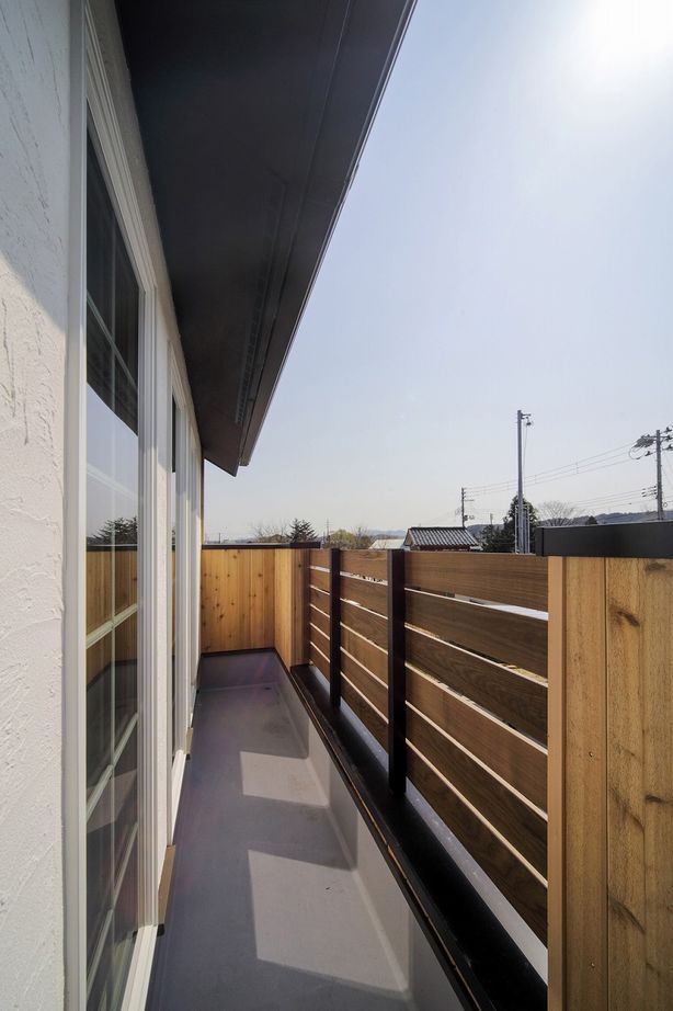 ケンテムハウス／無添加住宅 外国のような外観デザインと個性を感じる玄関ポーチ。吹き抜けの大空間と自然素材が奏でる心地よい空間の建築実例画像7