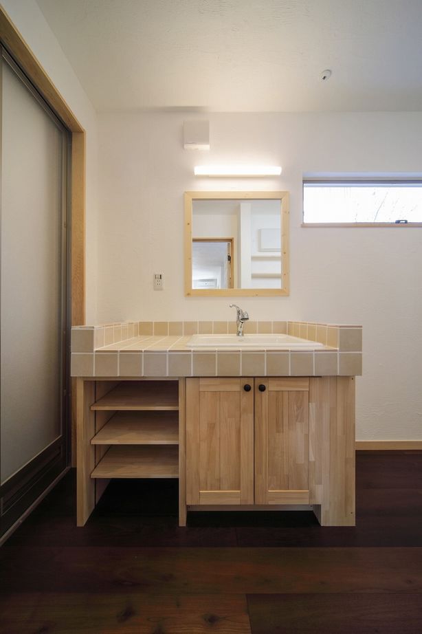 ケンテムハウス／無添加住宅 外国のような外観デザインと個性を感じる玄関ポーチ。吹き抜けの大空間と自然素材が奏でる心地よい空間の建築実例画像8