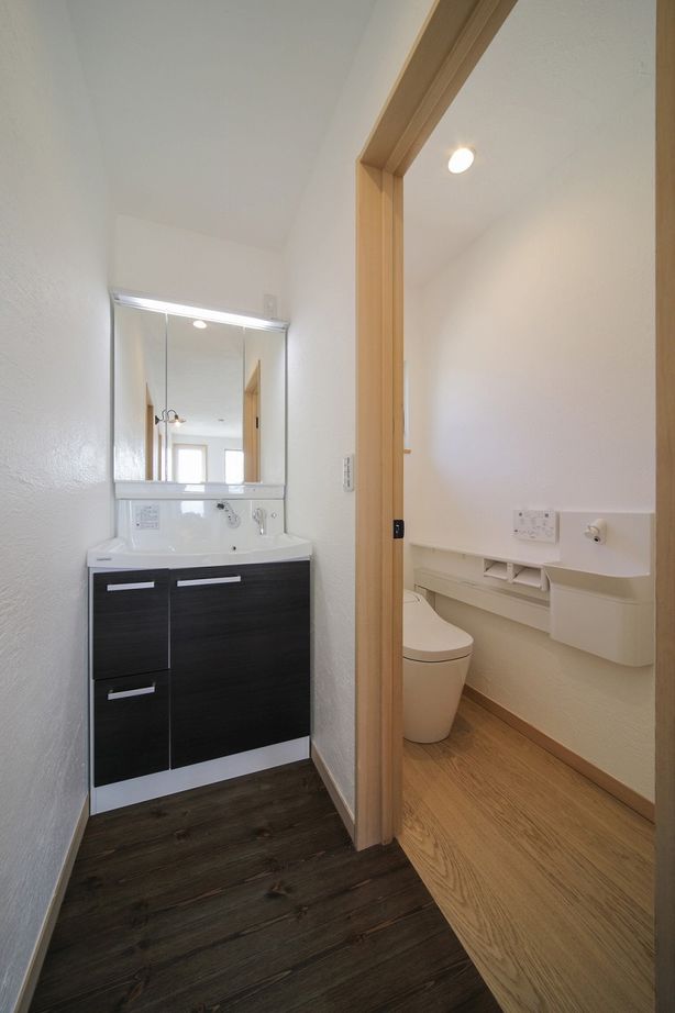 ケンテムハウス／無添加住宅 外国のような外観デザインと個性を感じる玄関ポーチ。吹き抜けの大空間と自然素材が奏でる心地よい空間の建築実例画像10