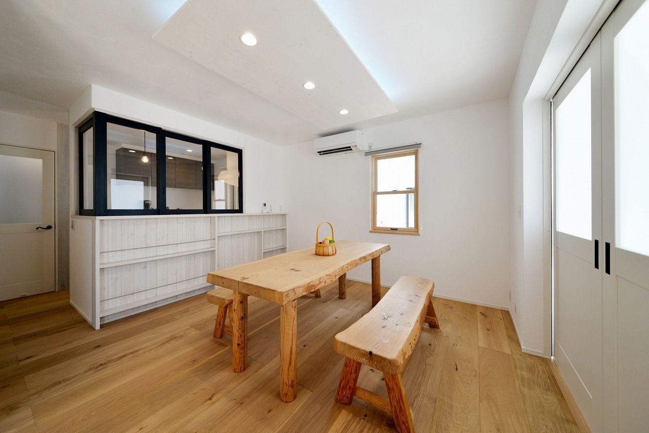 ケンテムハウス／無添加住宅 2階建てと平屋を組み合わせたような印象に残る外観とシーンに応じて空間をゾーニングできる設計が特徴の家の建築実例画像2