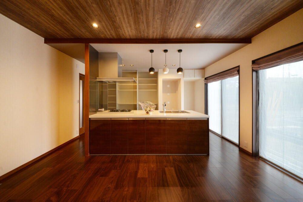 ケンテムハウス／無添加住宅 伝統的な日本の住まいに現代的な暮らしやすさを融合させた、和モダンスタイルの二世帯住宅の建築実例画像1