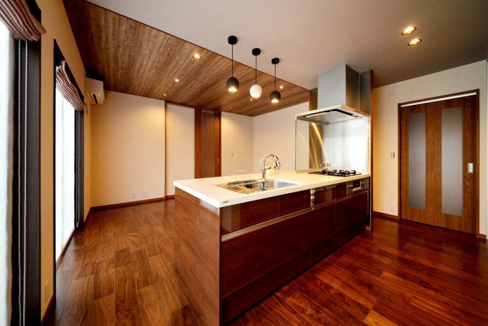 ケンテムハウス／無添加住宅 伝統的な日本の住まいに現代的な暮らしやすさを融合させた、和モダンスタイルの二世帯住宅の建築実例画像2