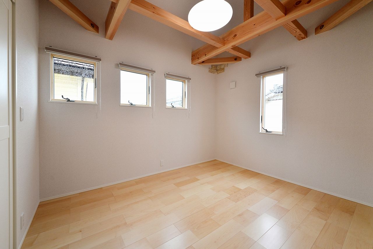 ケンテムハウス／無添加住宅 無垢の木材と白い壁のコントラストが美しい自然素材の家の建築実例画像6