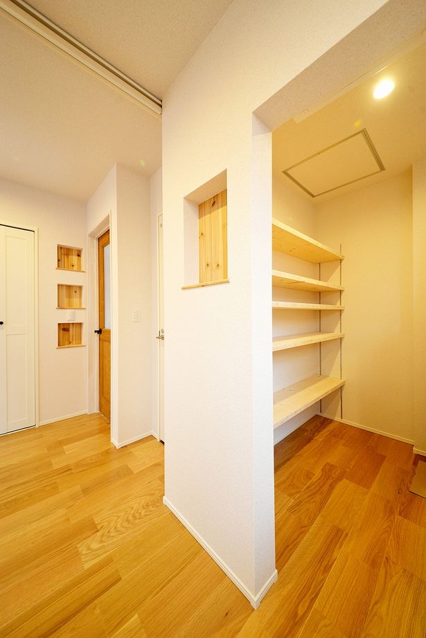 ケンテムハウス／無添加住宅 無垢の木材と白い壁のコントラストが美しい自然素材の家の建築実例画像7