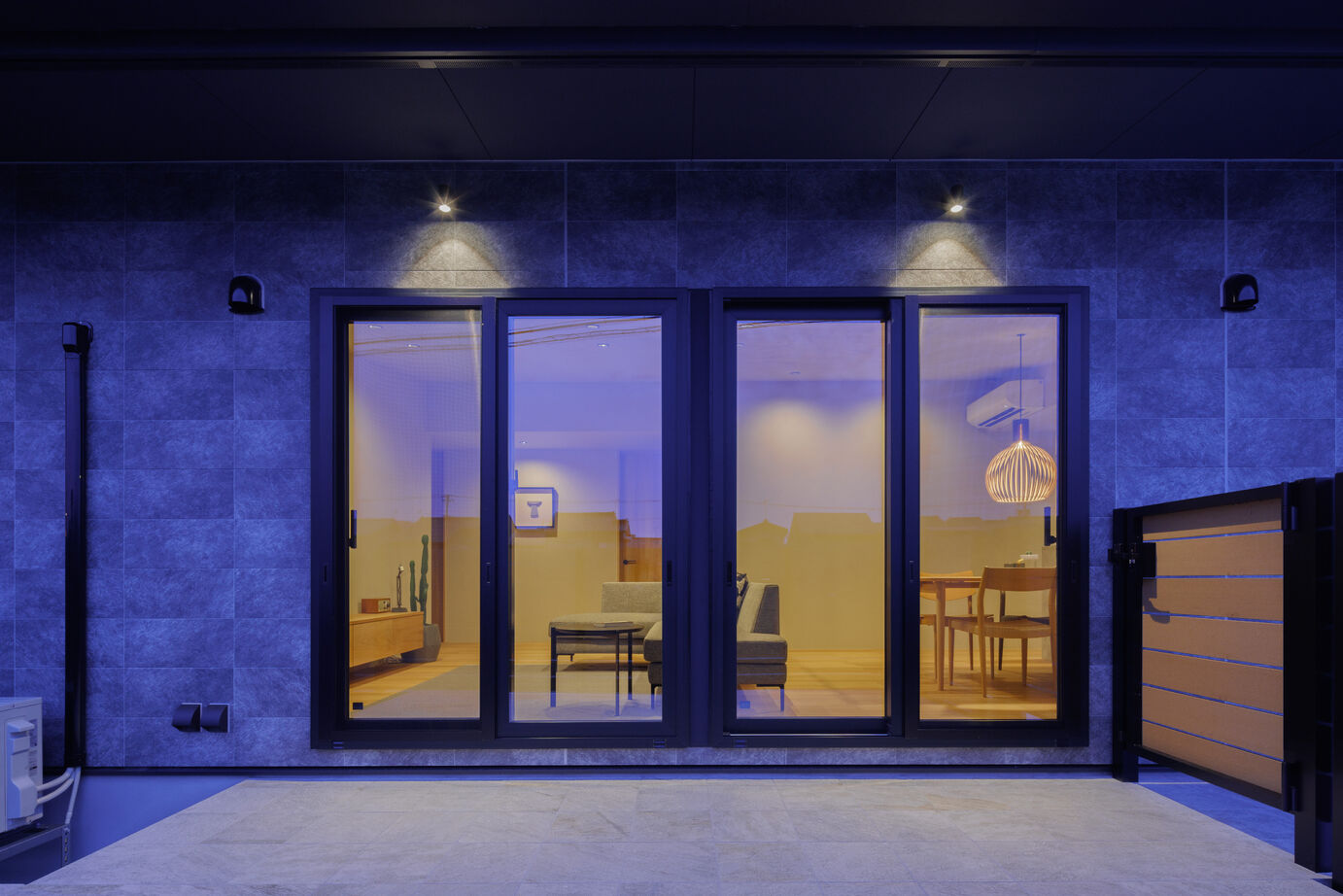 エツサス 【異素材MIXのモダンな空間】自然光と調和する、温もりのある住まいの建築実例画像2