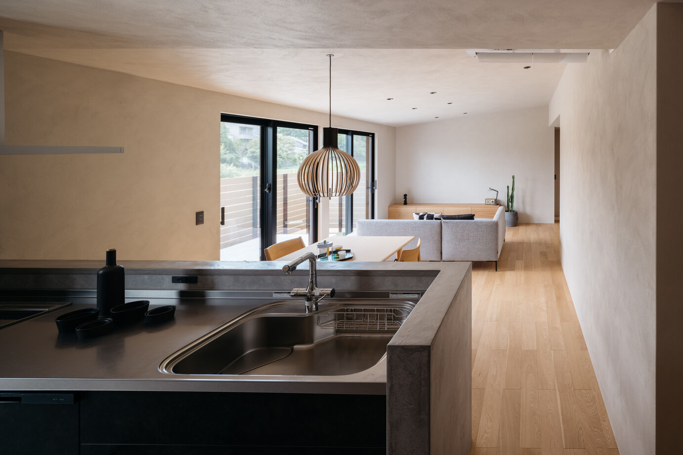 エツサス 【異素材MIXのモダンな空間】自然光と調和する、温もりのある住まいの建築実例画像4