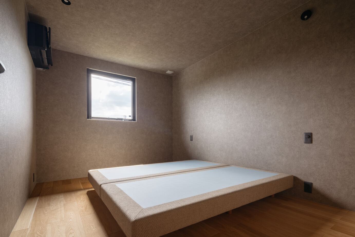 エツサス 【異素材MIXのモダンな空間】自然光と調和する、温もりのある住まいの建築実例画像5