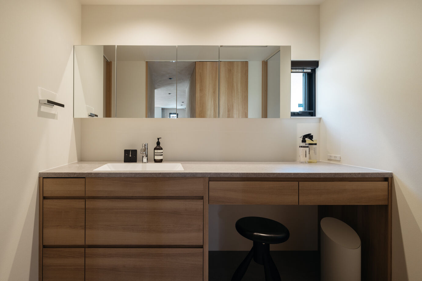 エツサス 【異素材MIXのモダンな空間】自然光と調和する、温もりのある住まいの建築実例画像6