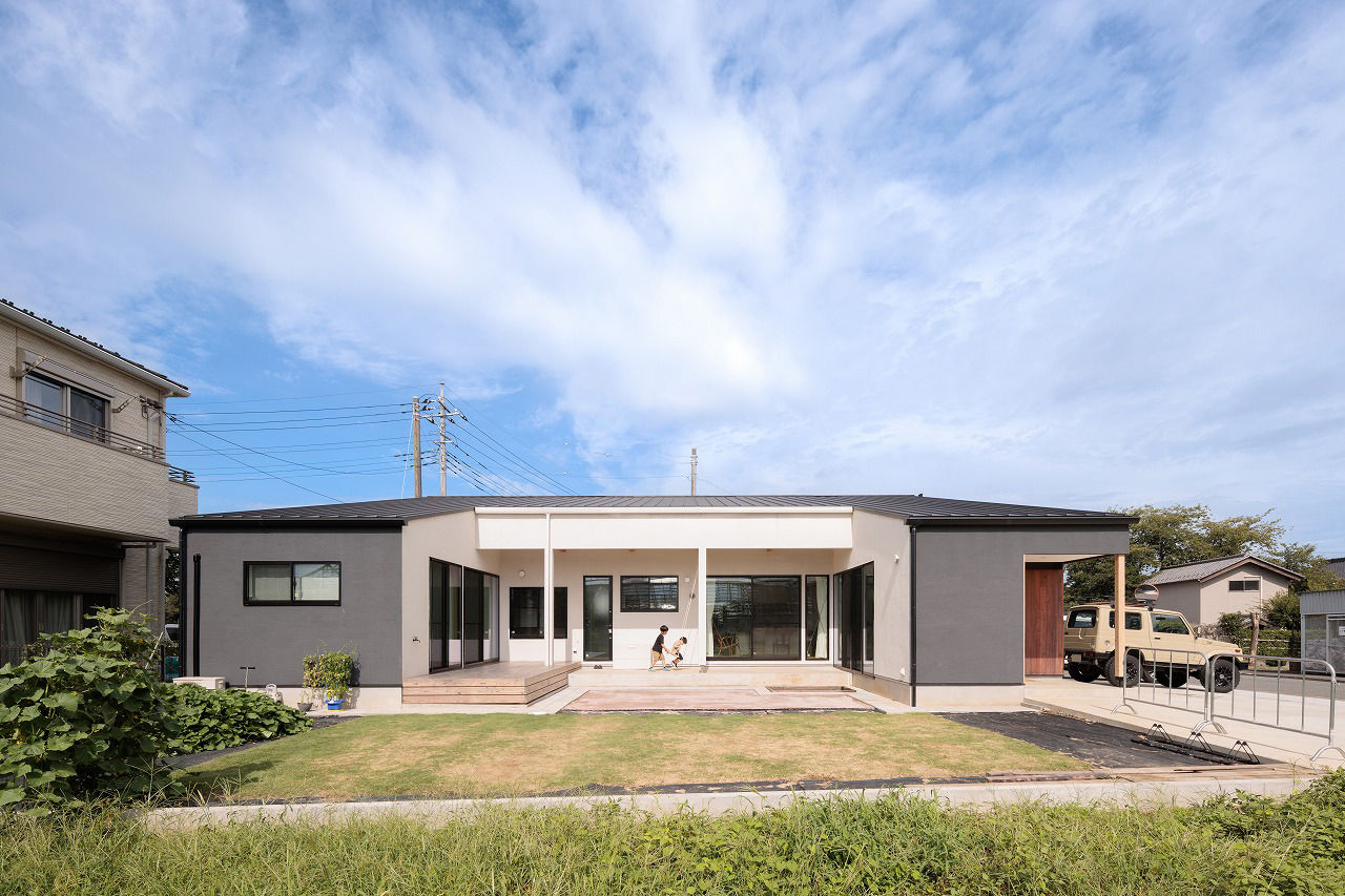 ソラマド埼玉 【中庭／吹き抜け／間取り有】コの字型キッチンとリビング直結の中庭、家族やゲストが自然と集まる明るい家の建築実例画像2