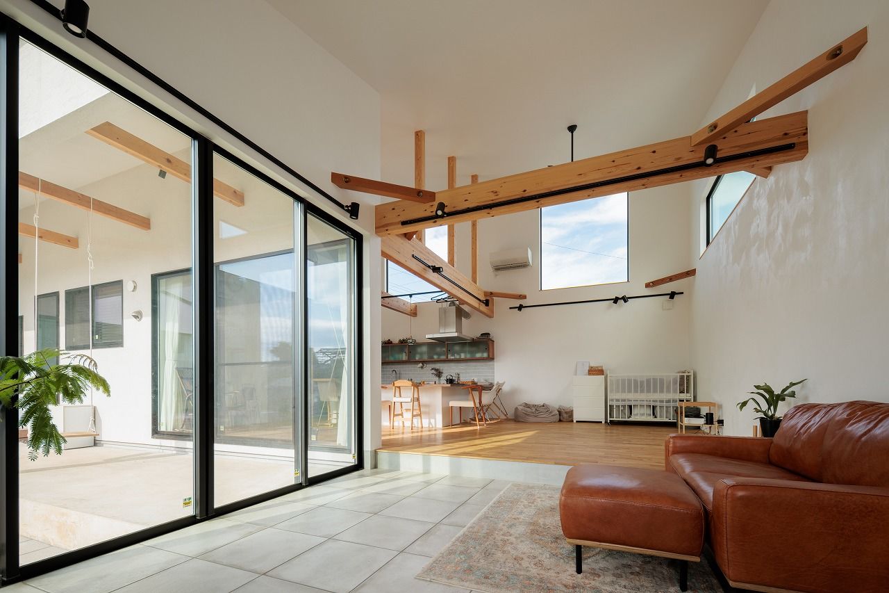 ソラマド埼玉 【中庭／吹き抜け／間取り有】コの字型キッチンとリビング直結の中庭、家族やゲストが自然と集まる明るい家の建築実例画像3