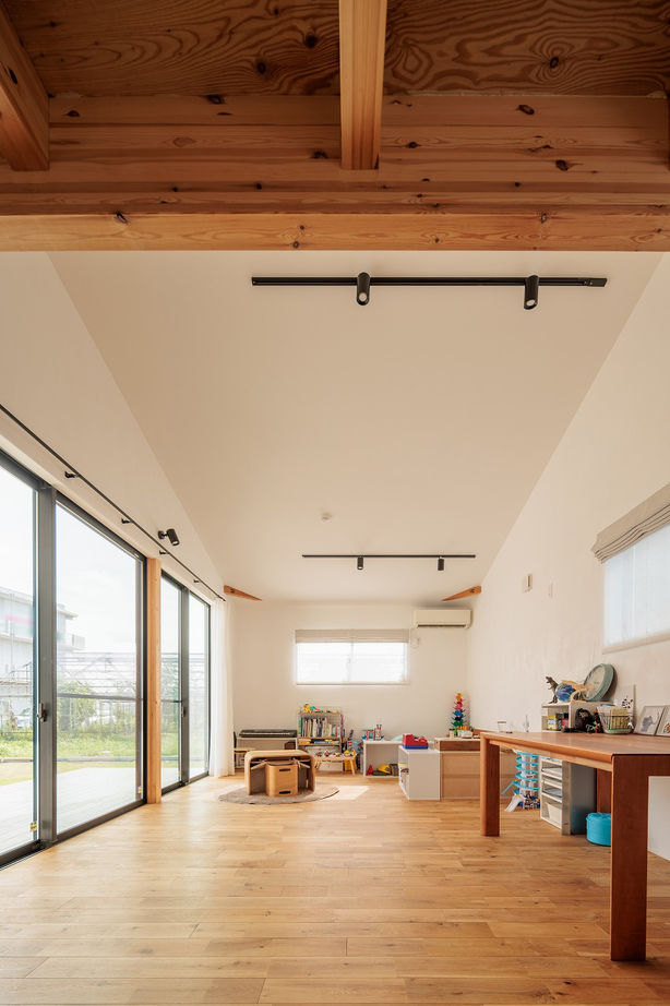 ソラマド埼玉 【中庭／吹き抜け／間取り有】コの字型キッチンとリビング直結の中庭、家族やゲストが自然と集まる明るい家の建築実例画像8