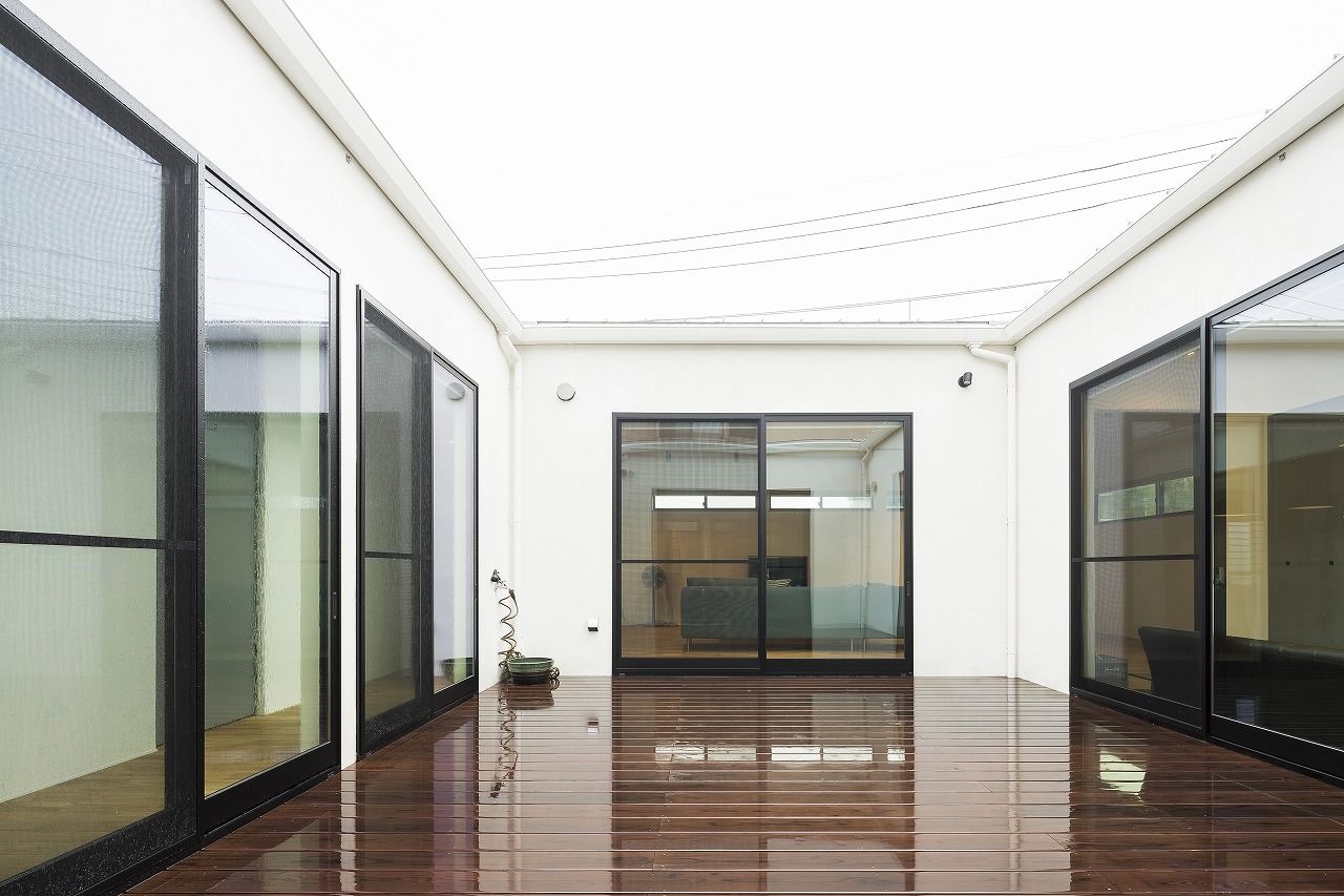 ソラマド埼玉 【平屋／中庭／間取り有】自由設計だから叶った美しい外観とロの字型プランは、セルフプロデュースで実現の建築実例画像3