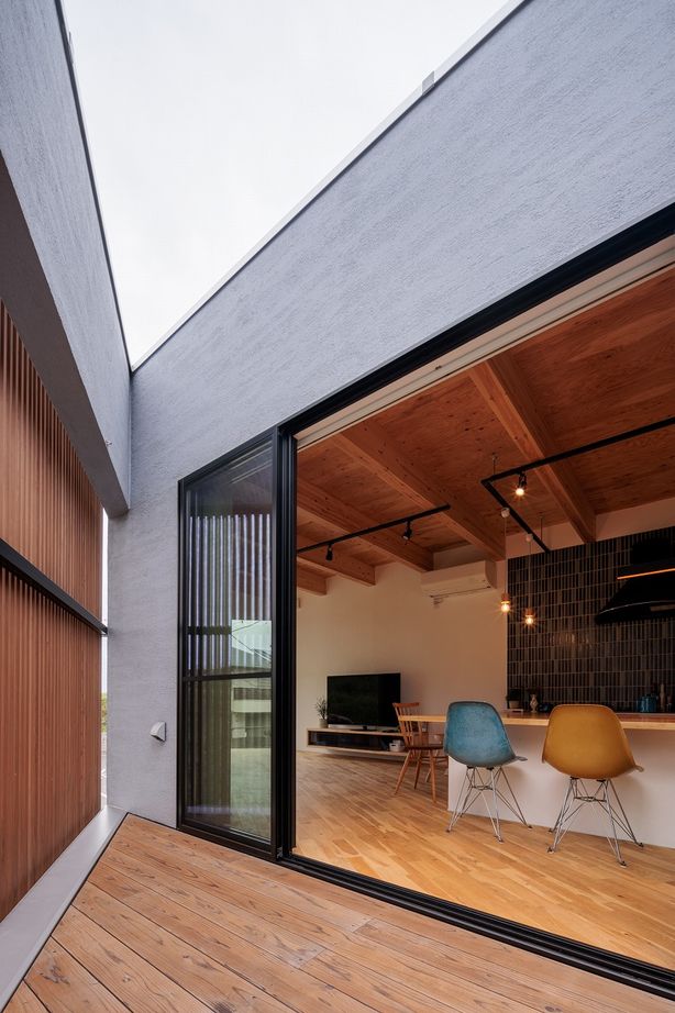 ソラマド埼玉 【 30坪台／中庭／土間／間取り有】三角形の変形地を強みに活用。外の視線を遮りながら開放的に暮らせる家の建築実例画像2