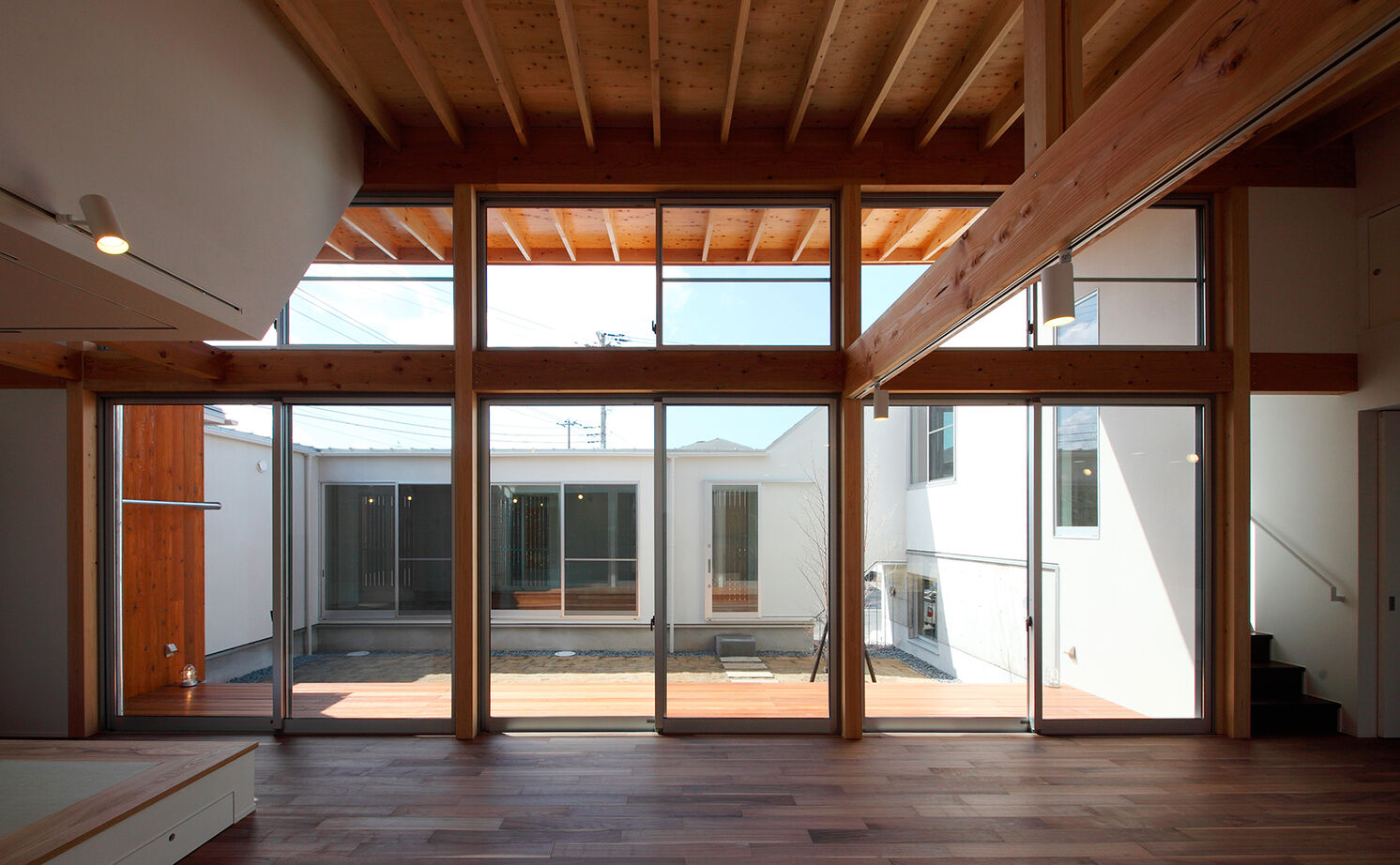 １０１０ｈｏｕｓｅ（安藤工務店） 【吹抜/4000万円台/60坪/平屋/ビルトインガレージ/中庭】スキップフロアから生まれるゆとりある贅沢空間の建築実例画像2