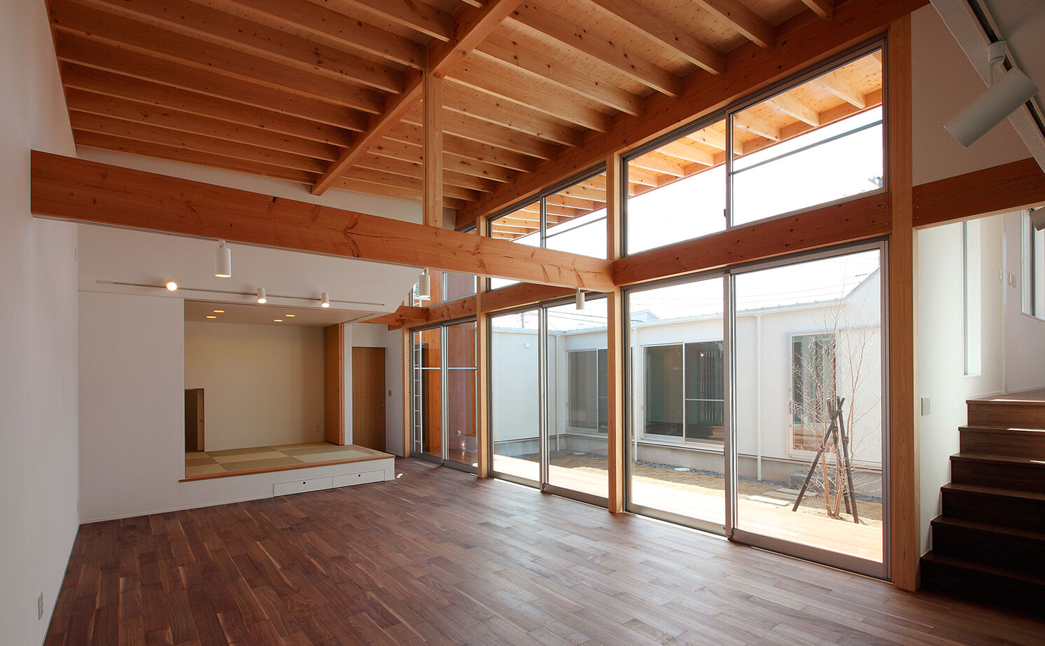 １０１０ｈｏｕｓｅ（安藤工務店） 【吹抜/4000万円台/60坪/平屋/ビルトインガレージ/中庭】スキップフロアから生まれるゆとりある贅沢空間の建築実例画像3